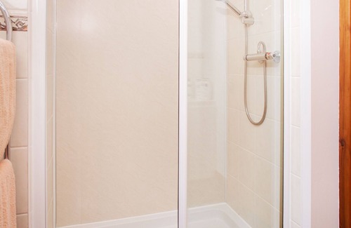 Alness Bed & Breakfast | Large En-suite bedroom with the option of a Super-King or Twin bed.