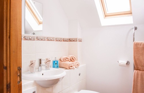 Alness Bed & Breakfast | Large En-suite bedroom with the option of a Super-King or Twin bed.