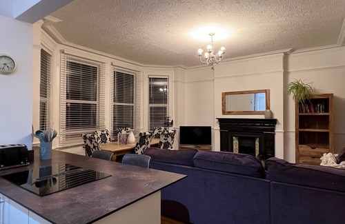 Catford Apartment | Large family bedroom apt in quiet area with good access to Central London