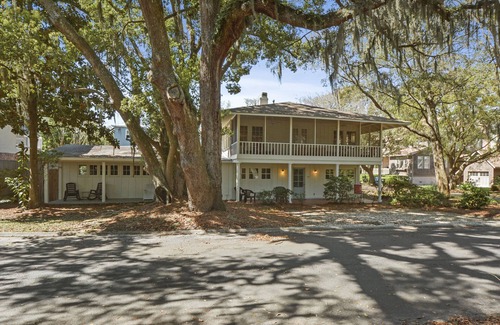 King City House | Large Family Friendly Beach House in Village with the perfect private pool!