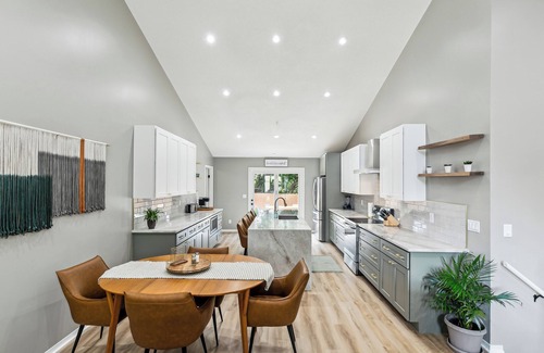 Andover House | Large Family Gathering Space: Sleeps 17! Kid Friendly Game Room, with 6 TVs!