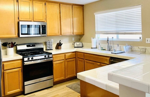 West Sacramento House | Large Family home, Garage, Yard w/BBQ, Long Stay