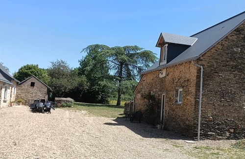 Champigne Cottage | Large farmhouse, north of Angers, 13 bedrooms with swimming pool, 2 minutes from Les Briottières