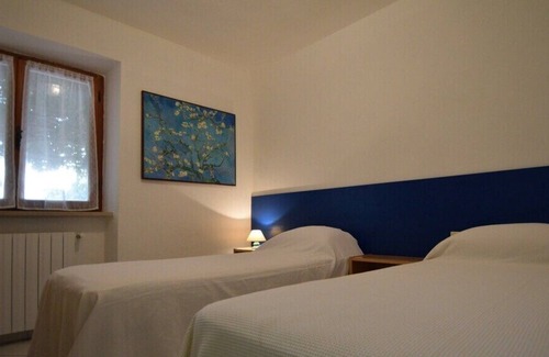 Patresi Apartment | Large garden overlooking the sea