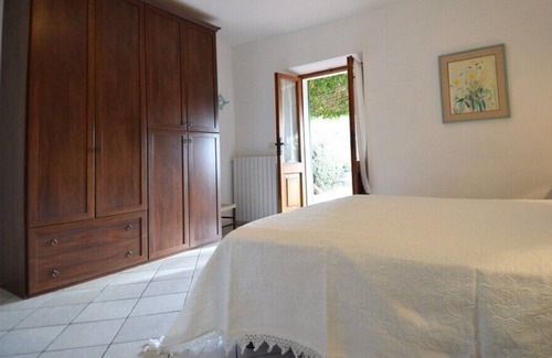 Patresi Apartment | Large garden overlooking the sea