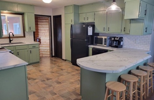 New London House | LARGE Group Lake Home-Enjoy and relax year round
