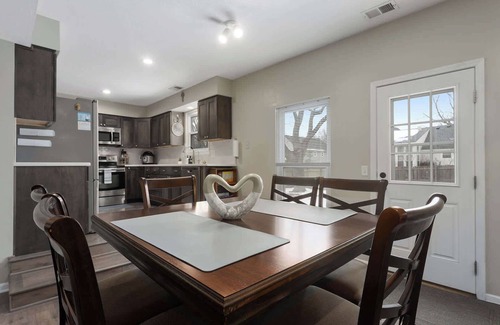 Olathe House | Large Groups|Sleeps 12+KingBeds Mins to GEHA