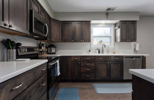 Olathe House | Large Groups|Sleeps 12+KingBeds Mins to GEHA