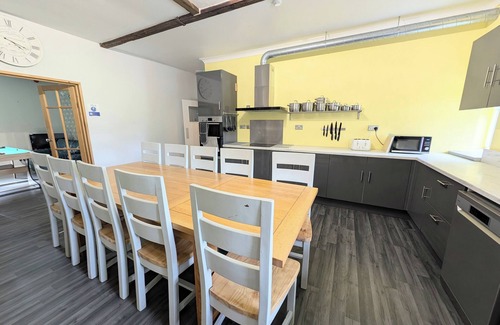 Llanllyfni House | Large holiday home close to sea and mountains in Snowdonia.