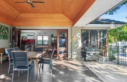 Applecross House | Large Home in Applecross with secure yard - single level, parking