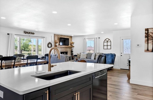 Haysville House | Large Home In Haysville!
