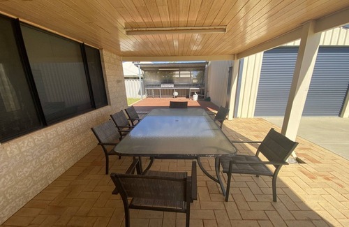 Jurien Bay House | Large home located in a quiet cul-de-sac