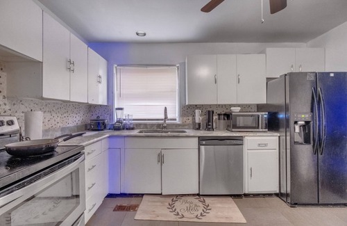 Little Rock House | Large Home Sleeps 11 Adults. Great for Contractors