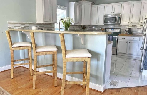 Savannah House | Large Home w 2 Airstream Glampers & Spa near Beach & Downtown