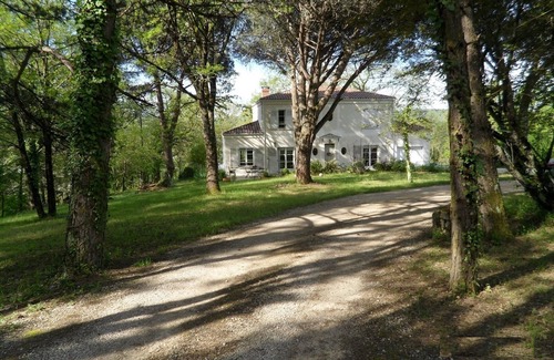 Cahors House | Large house 190 living space 5 bedrooms 10 people, Le Petit Versailles Cahors