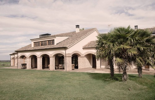 Almenara de Tormes Cottage | Large house for families up to 24 pax. 15 minutes from Salamanca. Barbecue, A/C and WIFI