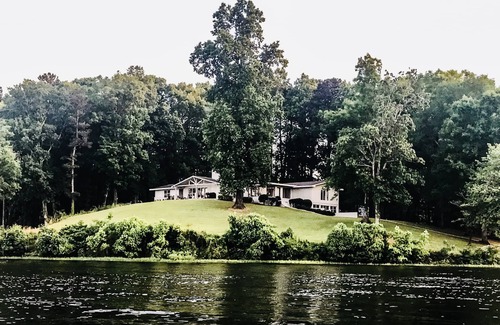 Deatsville House | Large Lake House Sleeps 18+ on Lake Jordan 4 Bedroom 3 Bathroom, Boat Dock, Deck