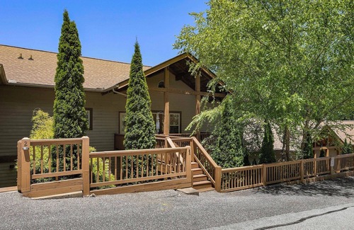 Whittier Condo | Large & Luxurious Condo in Smoky Mountain Country Club with Washer & Dryer!