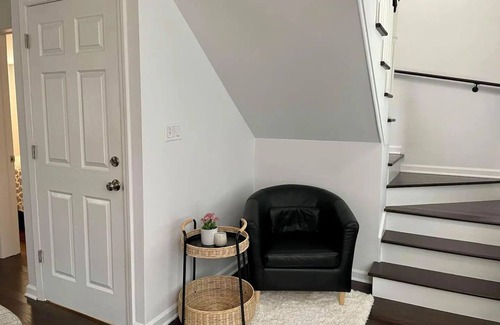 Forest Park Apartment | Large, modern 2 bedroom in the heart of Forest Park
