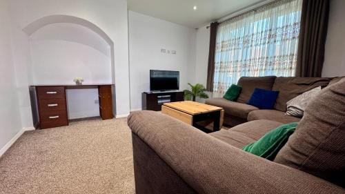 Mayesbrook House | Large Modern Home Near Barking Station With SuperFast 1gbps Wi-Fi & Free Parking