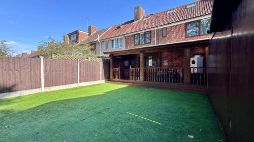 Mayesbrook House | Large Modern Home Near Barking Station With SuperFast 1gbps Wi-Fi & Free Parking