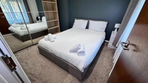 Mayesbrook House | Large Modern Home Near Barking Station With SuperFast 1gbps Wi-Fi & Free Parking