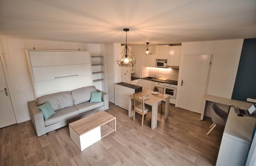 Arpajon Apartment | ★ Large new studio with loggia near station and CH :)
