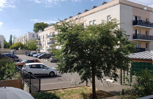 Arpajon Apartment | ★ Large new studio with loggia near station and CH :)