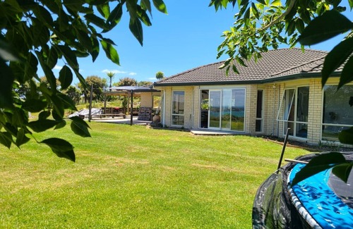 Parua Bay House | Large open plan home with outstanding views and sun - Close to shops and beach