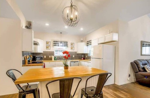 Harlandale House | Large Open Rooms in Spacious 4-BR 3-BA Oasis