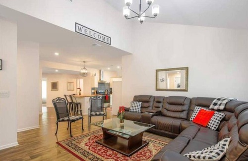 Harlandale House | Large Open Rooms in Spacious 4-BR 3-BA Oasis