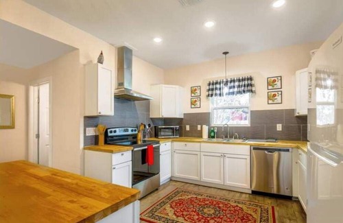 Harlandale House | Large Open Rooms in Spacious 4-BR 3-BA Oasis