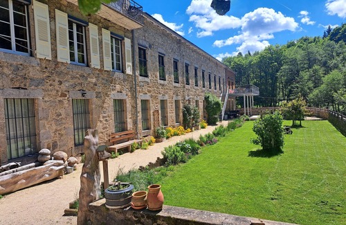 Le Chambon-sur-Lignon Cottage | Large renovated house, billiards, foosball, river view, terrace, various activities