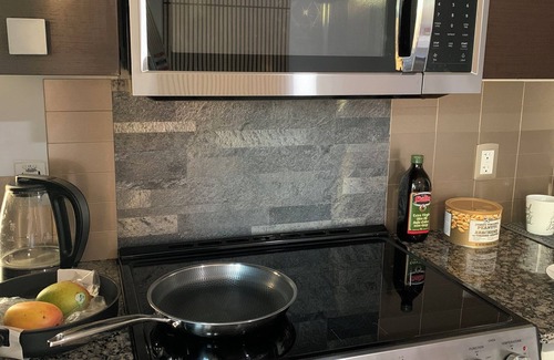 Bay Street Corridor Condo | Large studio with balcony on Bay & College in the heart of downtown Toronto