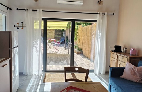 Lagnes Apartment | Large studio with exterior in the countryside, near Fontaine de Vaucluse, Gordes