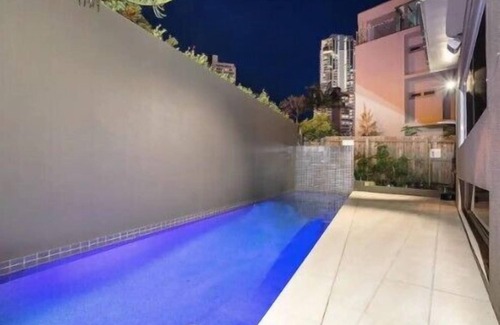 Surfers Paradise Villa | Large Surfer's Sanctuary 4 beds 4 bath and pool