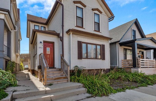 Bay View House | Large Triplex Building on Kinnickinnic Ave! Central Bay View- Milwaukee