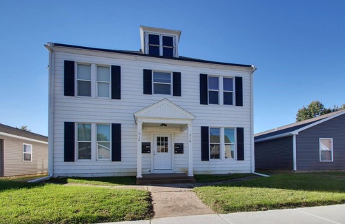 Quincy Apartment | Large Updated Upper 1-bedroom East Facing w/Wi-Fi