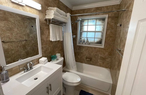 Poinsettia Heights Apartment | Large w/King Beds and workspace near Wilton Manors