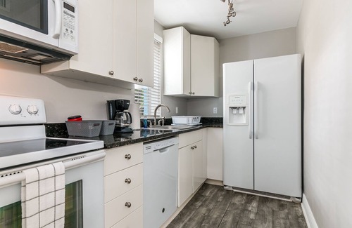 Colee Hammock Apartment | Las Olas 2 Bedroom Apt.: Walking to Beach, Dining and Nightlife!
