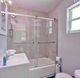 Victoria Park Apartment | Las Olas Oasis, Pool, Parking, Central and Cozy!