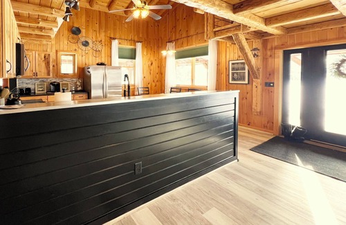 Angora Cabin | Last Min.Deals! Amazing Cabin+Bunkhouse. ATV Trails. WiFi. Lawn Games & Hot Tub