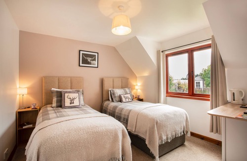 Alness House | Last-Minute | Cosy En-Suite, Wi-Fi + Parking