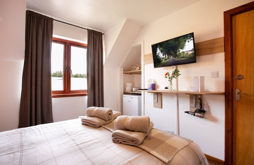 Alness House | Last-Minute | Double Room, Field Views + Parking
