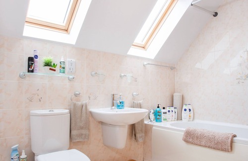 Alness House | Last-Minute | Double Room, Field Views + Parking