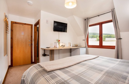 Alness House | Last-Minute Stay | En-Suite + King Bed + Parking