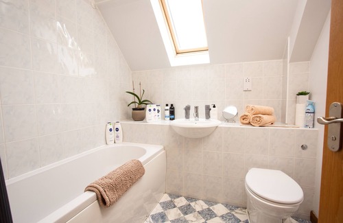 Alness House | Last-Minute Stay | En-Suite + King Bed + Parking