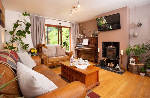Alness House | Last-Minute Stay | En-Suite + King Bed + Parking