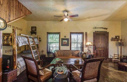 Bandera Bed & Breakfast | Last Outpost Bandera Ranch House
