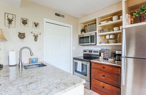 Wintergreen Apartment | Laurelwood Hollow: Walk to Ski & Swim
